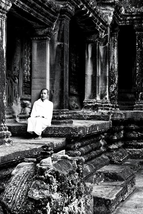Portrait d'une jeune femme dans le temple d'Angkor au Cambodge