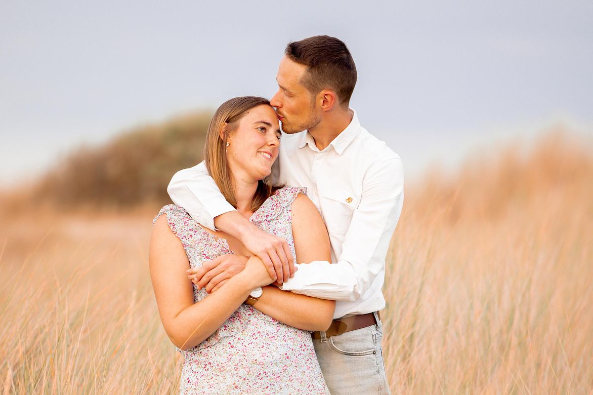 intiem moment van het koppel in de duinen
