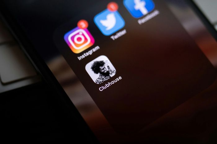 Teléfono móvil con varias aplicaciones de redes sociales instaladas.
