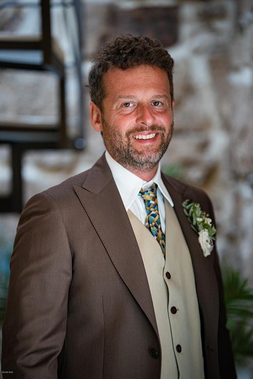 "mezzo busto sposo con abito marrone"