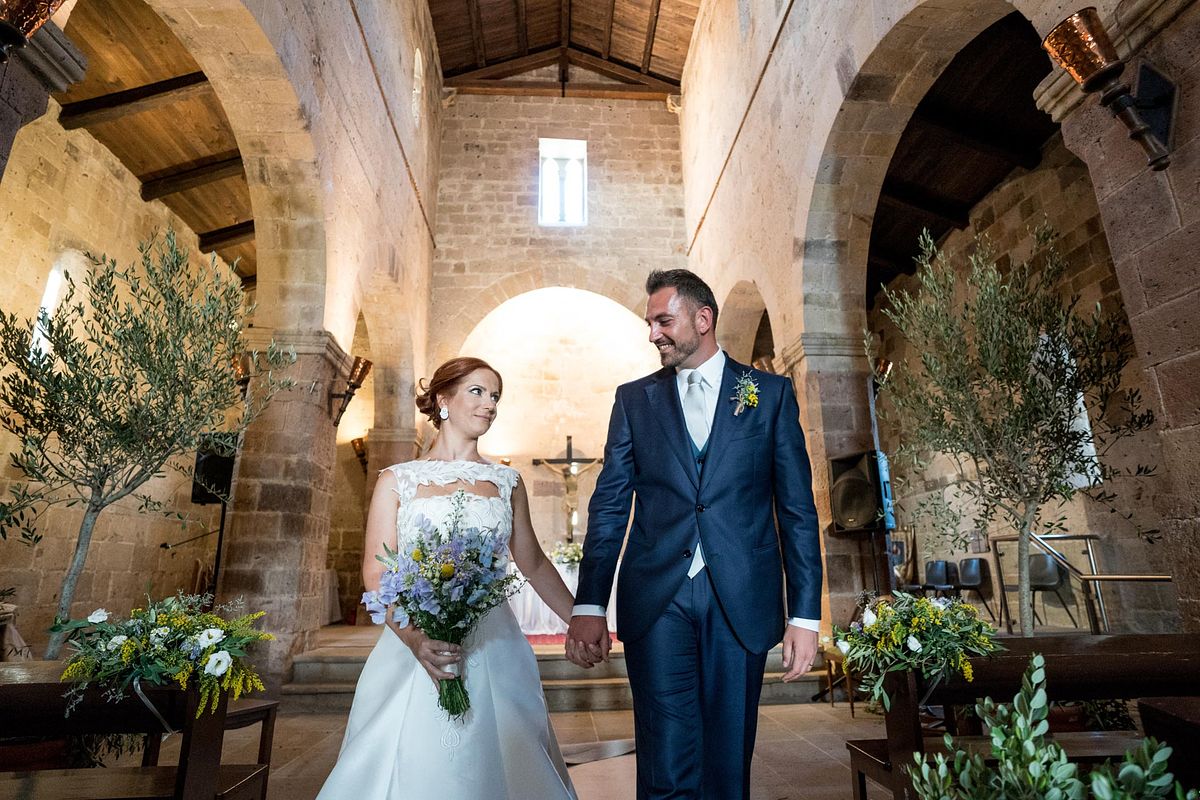 fotografo matrimonio Sardegna uscita sposi chiesa Tratalias