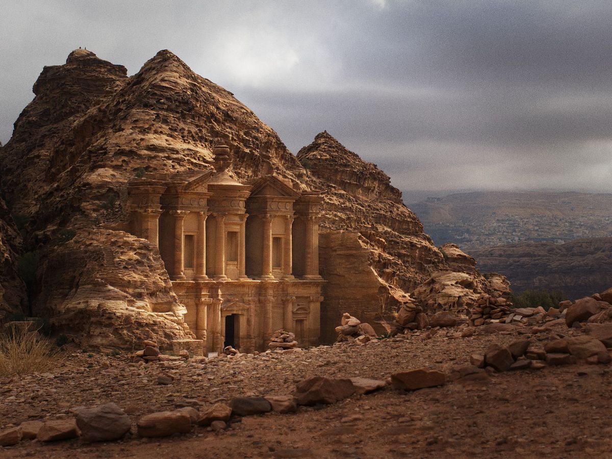 Il monastero di Petra scolpito nella roccia color ocra, un luogo antico sospeso tra tempo e pietra, immerso nella luce del deserto giordano