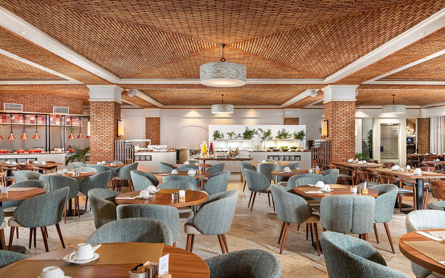 Vista panor&acirc;mica da sala de pequenos-almo&ccedil;os do Grande Real Santa Eul&aacute;lia Resort & Spa em Albufeira, fotografada por Pedro Br&aacute;s Photography &mdash; fotografia profissional de arquitetura comercial e hotelaria de luxo em Portugal.