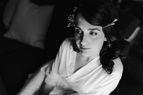 Eleganti preparativi della sposa in camera matrimonio raffinato Tenuta Santi Giacomo e Filippo Urbino