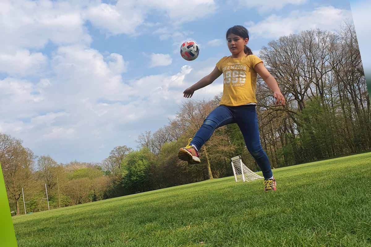 Spieler beim kreativen Heimtraining im Garten