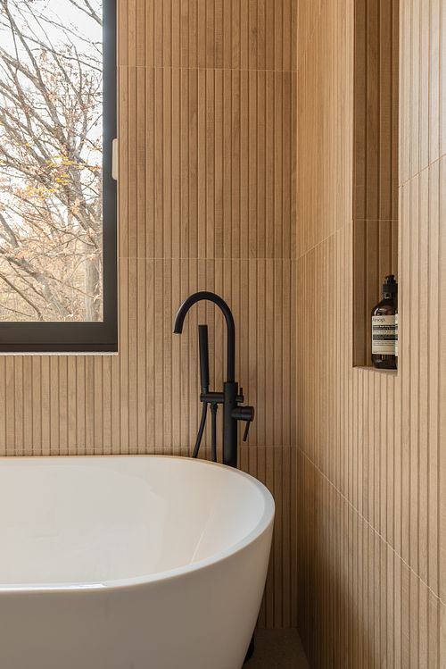 Close-up detail of minimalist bathtub showcasing clean lines &ndash; Faget project