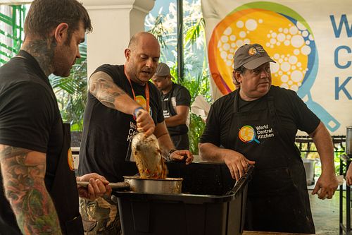 Food service in progress during World Central Kitchen relief work in Acapulco — photojournalism by David Andrade
