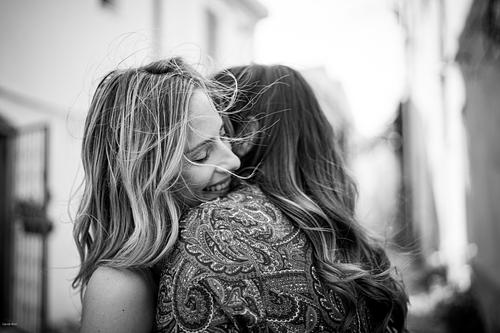 "coppia abbracciata ad Alghero"