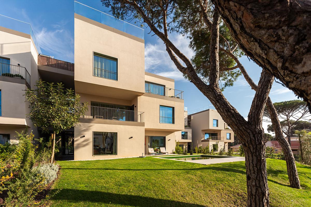 Fotografia de arquitectura mostrando a integra&ccedil;&atilde;o do Marinha Prime com a natureza envolvente