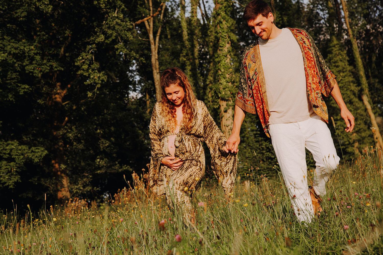 Gl&uuml;ckliches Paar beim Babybauchshooting in der Natur &ndash; authentische Schwangerschaftsfotografie K&ouml;ln.