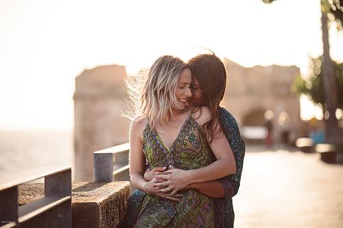 "coppia romantica per le strade di Alghero"