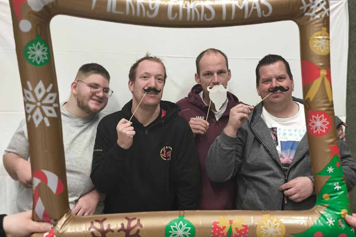 Kinder und Erwachsene spielen gemeinsam in der Sporthalle
