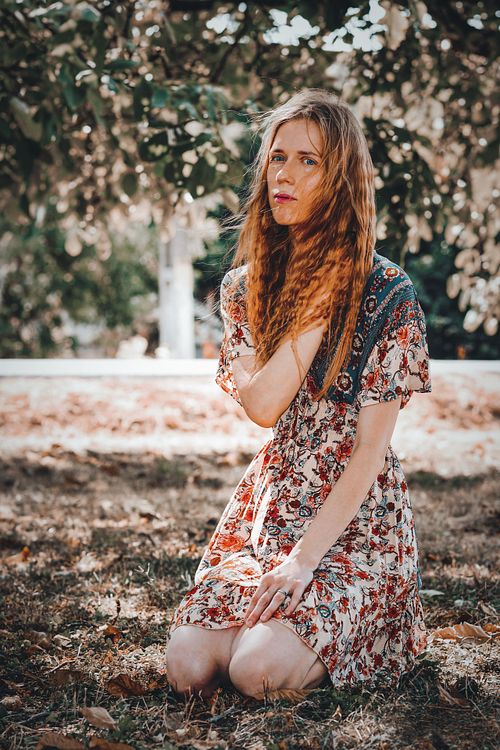 portret fashion feminin realizat în lumină naturală