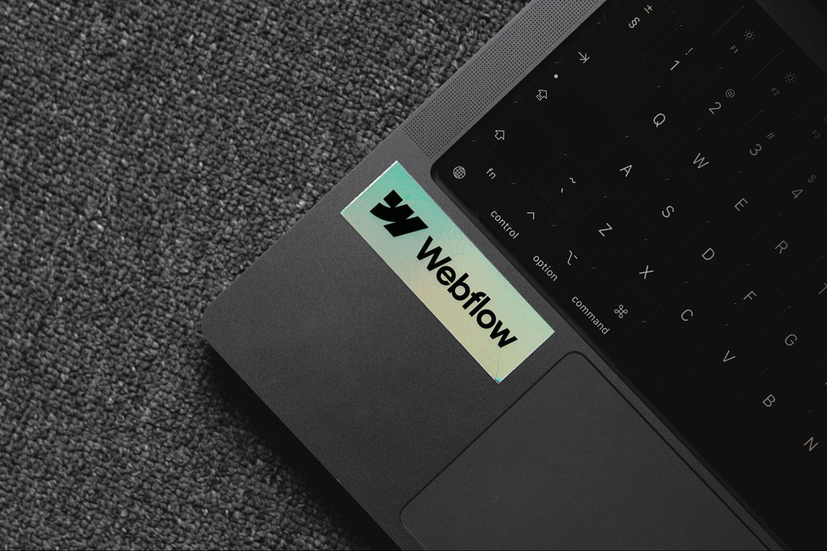 un'immagine di un laptop con un adesivo webflow