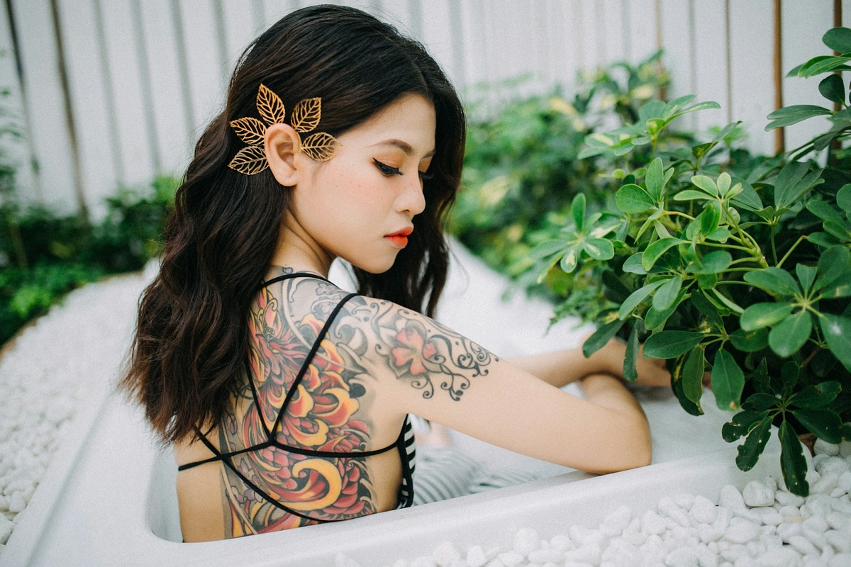 modelo japonesa com tatuagem