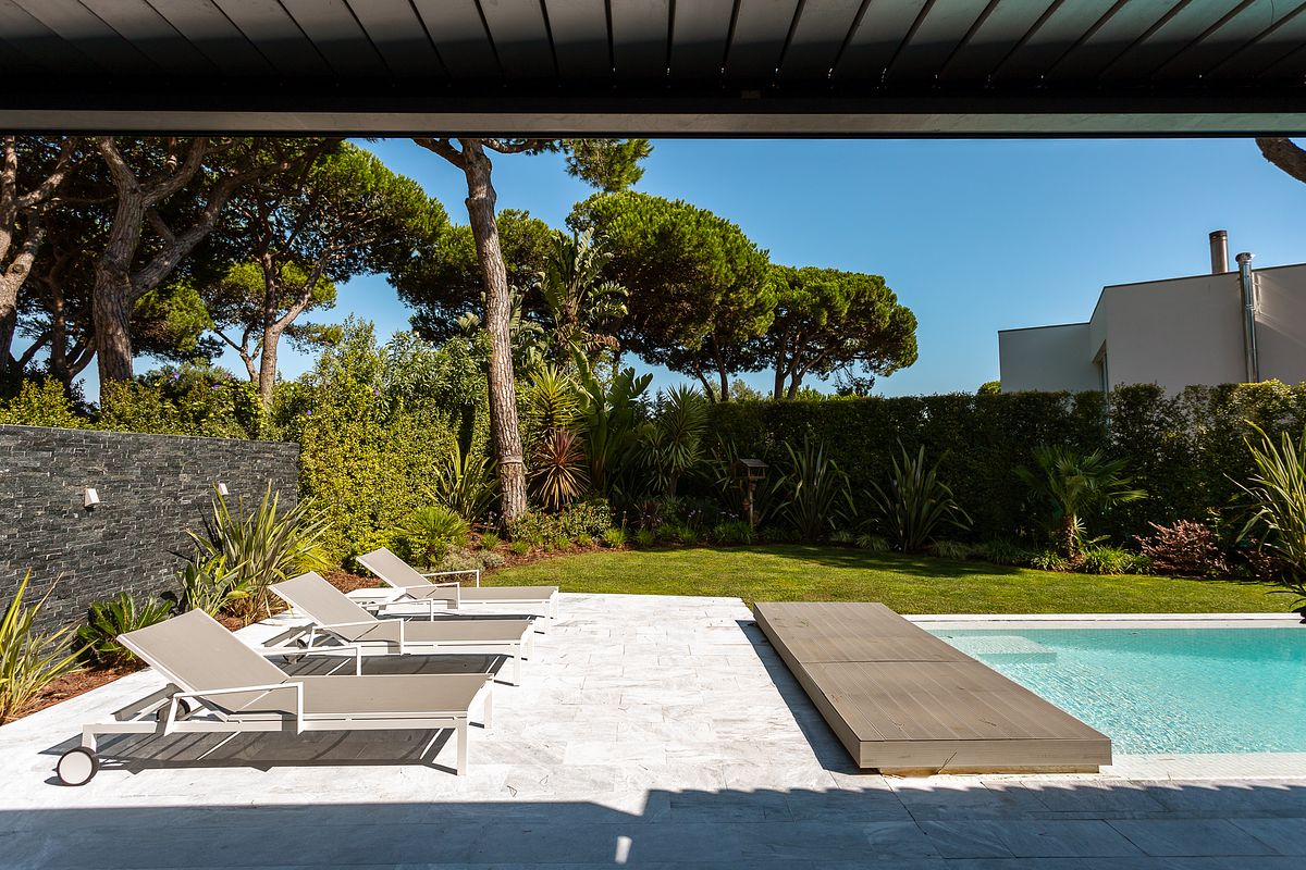 Piscina de moradia V3 na Quinta da Marinha em Cascais integrada no jardim privado