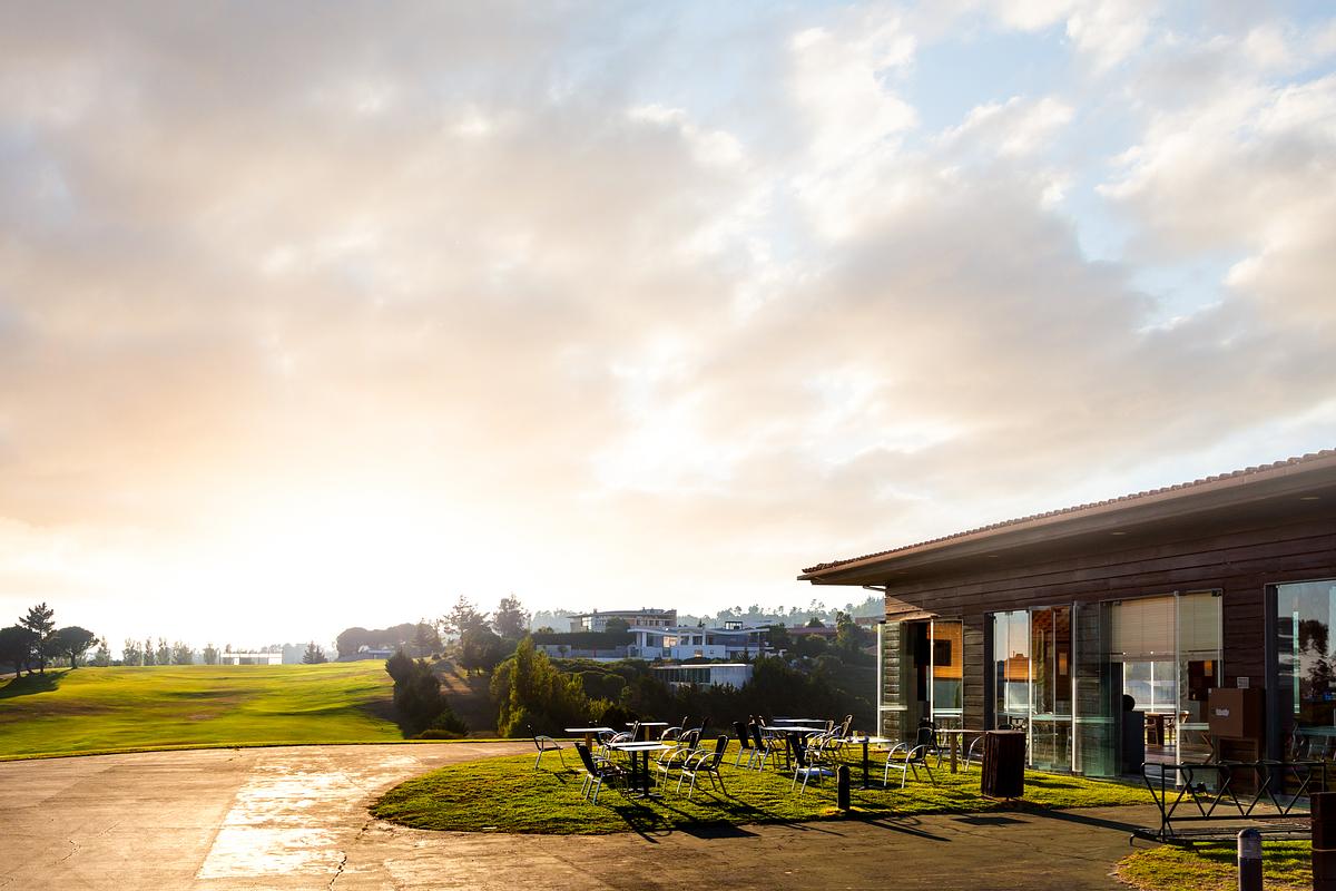 Vista sobre os campos de golfe do Belas Clube de Campo &ndash; fotografia de paisagem e arquitetura