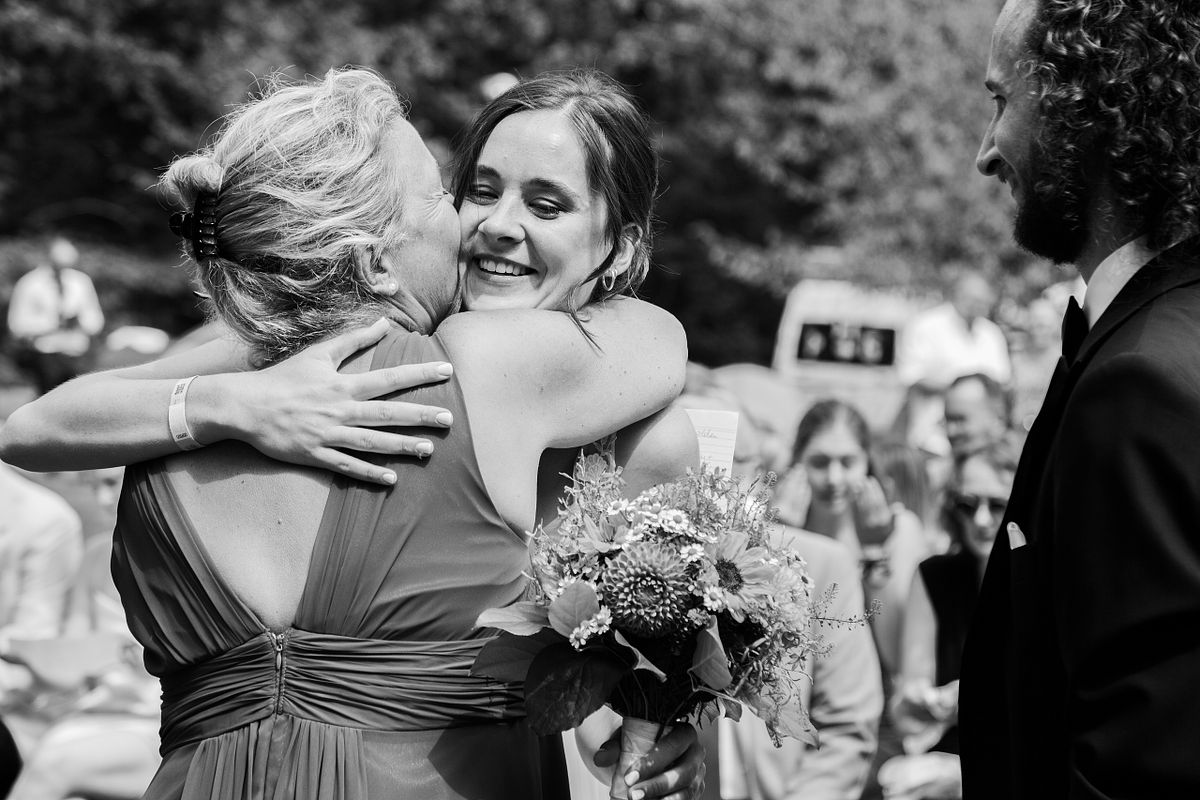 Braut umarmt ihre Mutter liebevoll w&auml;hrend der Hochzeit oder beim Getting Ready, unvergesslicher, emotionaler Mutter-Tochter-Moment in K&ouml;ln.