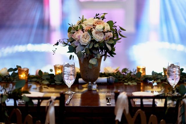 fleurs blanches dans un vase en verre transparent sur une table en bois marron
