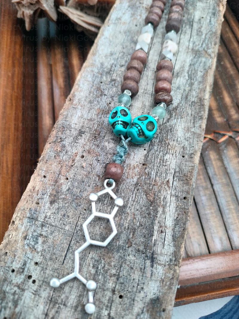 Molecule skull necklace