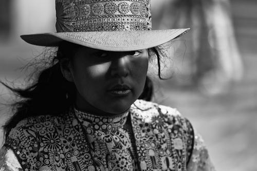 Portrait d'une jeune femme danseuse du Pérou