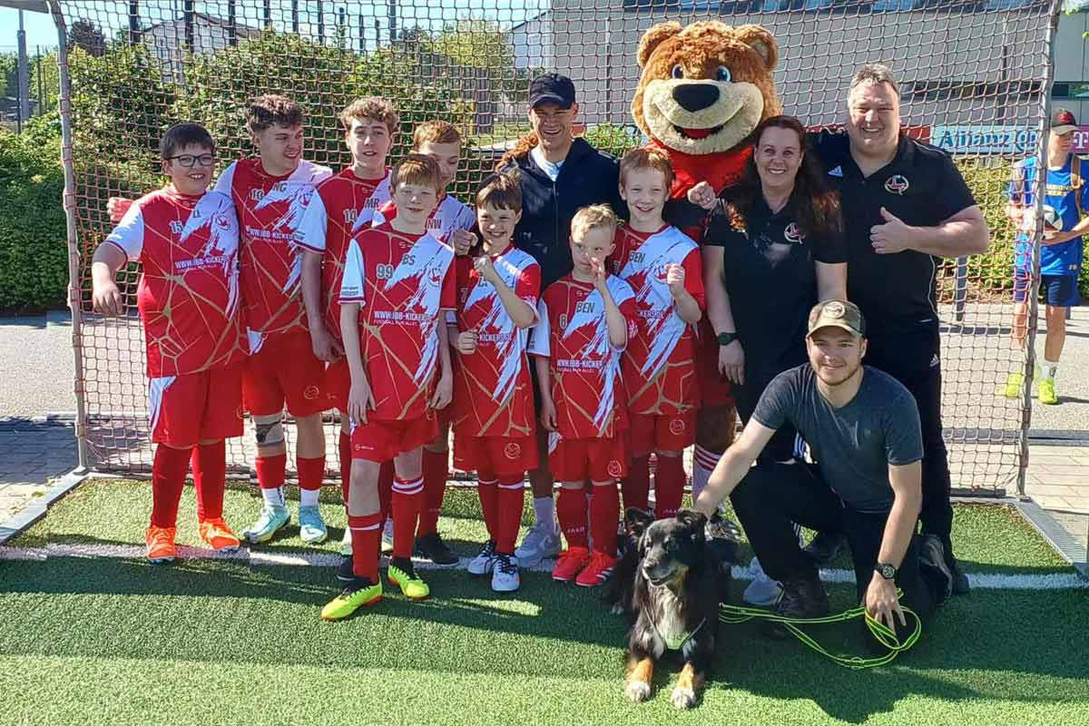 Während ihres München-Wochenendes begegneten die Ibbenbürener Kickers am Sonntag beim „Glaub an Dich Cup“ auch Fußball-Profi Joshua Kimmich. | Foto: Ibbenbürener Kickers