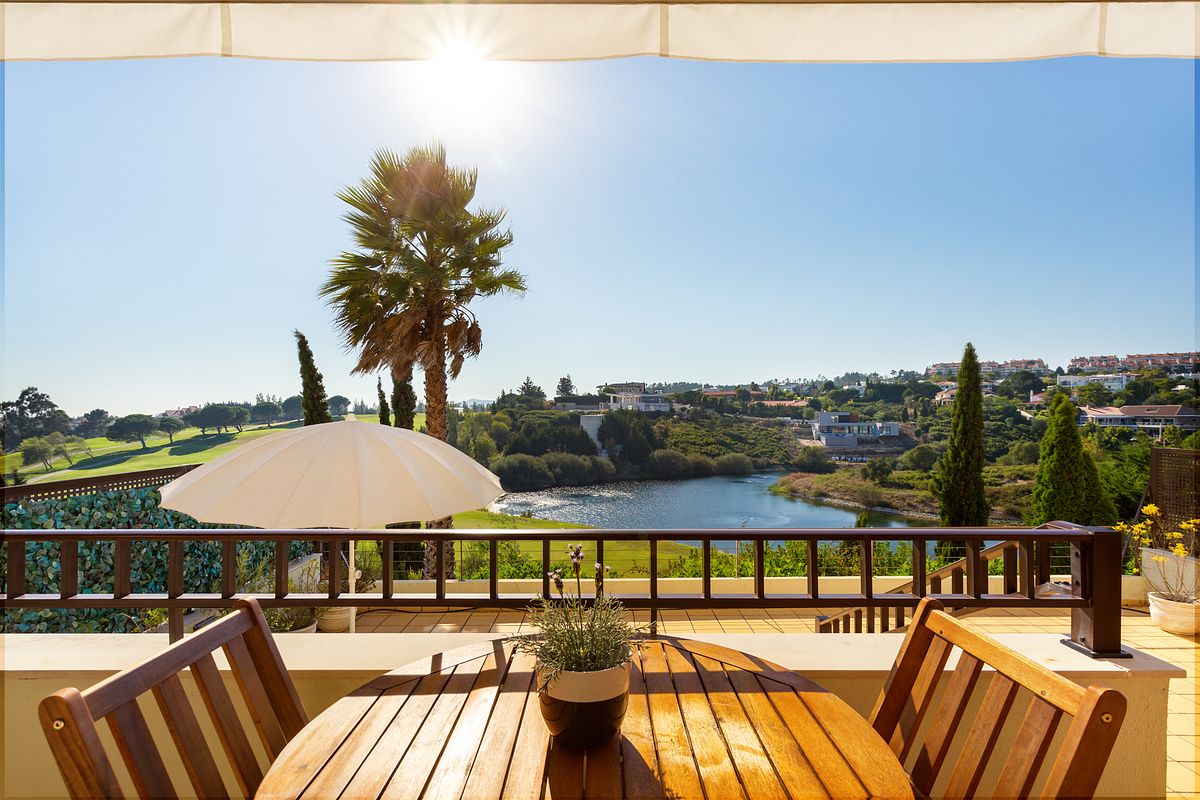 Terra&ccedil;o com vista para os campos de golfe no Belas Clube de Campo &ndash; fotografia de arquitetura residencial