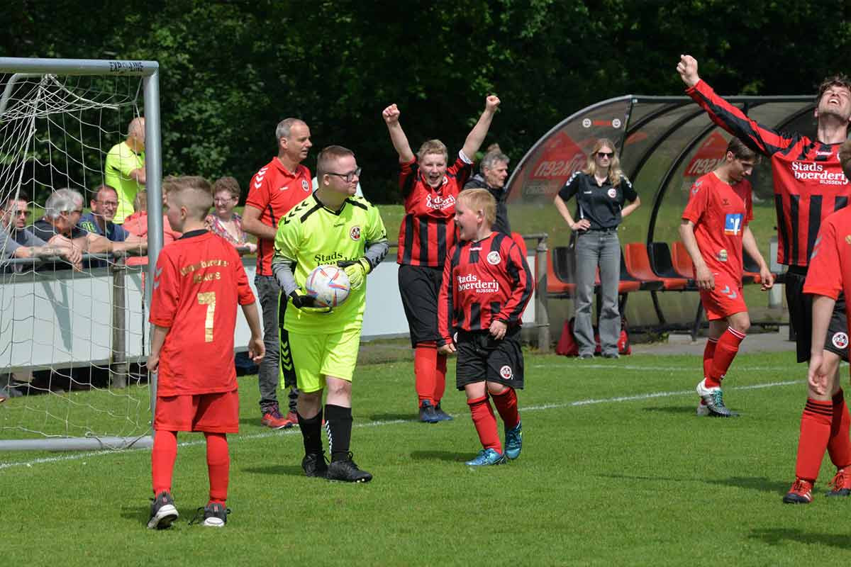 Spieler freuen sich als der Schlusspfiff ertönt, Spannung bis zur letzten Sekunde