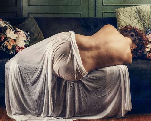 Photographie fine art d&rsquo;une femme recroquevill&eacute;e nue sur un canap&eacute; &eacute;l&eacute;gant, &eacute;voquant la maladie, la douleur invisible et la r&eacute;silience humaine &mdash; &oelig;uvre de Pascal Yennis, Namur, Belgique.