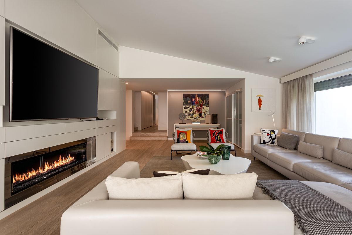 Sala principal de moradia V3 na Quinta da Marinha em Cascais com luz natural equilibrada