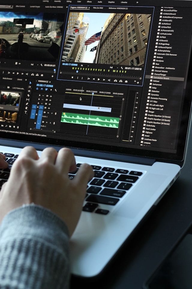 Video editor che lavora a un progetto